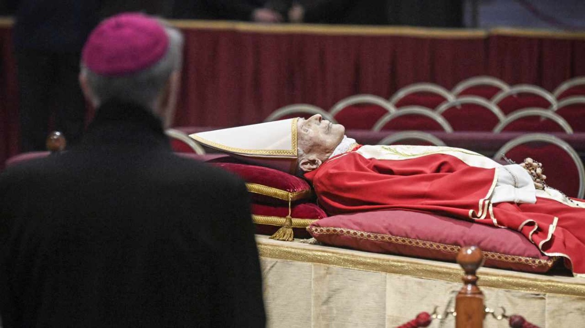Erzbischof Georg Gänswein, Präfekt des Päpstlichen Hauses, steht am aufgebahrten Leichnam des emeritierten Papstes Benedikt XVI. am 2. Januar 2023 im Petersdom im Vatikan. (Foto. KNA)