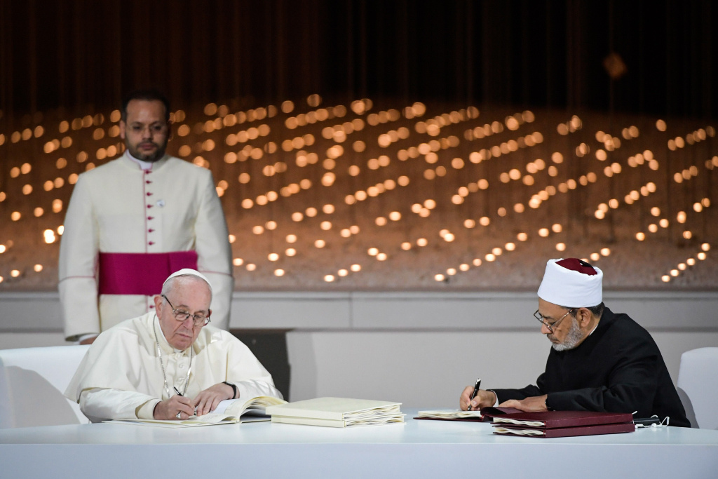 2019 unterzeichneten Papst Franziskus und der Großimam der Kairoer Al-Azhar-Universität, Ahmad al-Tayyeb, in Abu Dhabi das "Dokument über die Brüderlichkeit aller Menschen". (Foto: KNA)