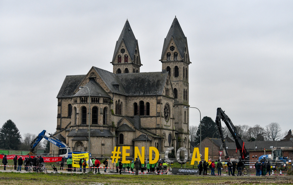 Demonstranten von Greenpeace halten am 8. Januar 2018 die Buchstaben "#ENDCOAL" ("Beendet Kohle") vor Sankt Servatius in den Händen.
