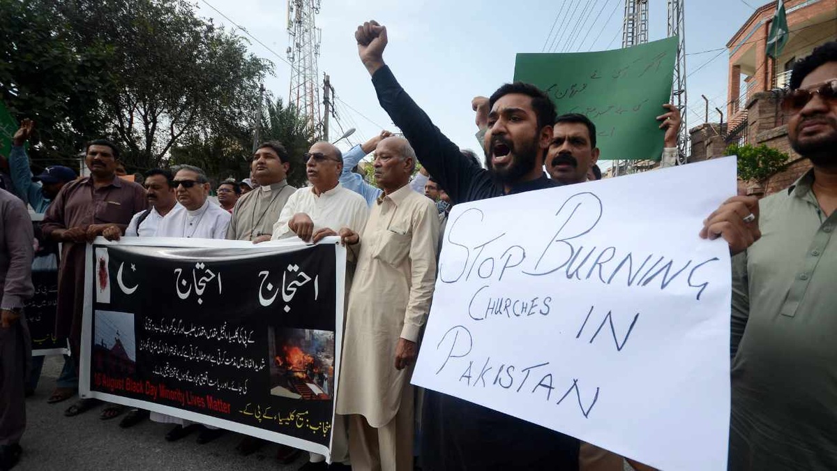 Mitglieder der christlichen Minderheit halten Plakate hoch und rufen Parolen während eines Protests gegen Mob-Angriffe, die am Tag zuvor in Jaranwala in der Nähe von Faisalabad in Peshawar, Pakistan, ausgebrochen sind. (Foto: Imago/ZUMA Wire)