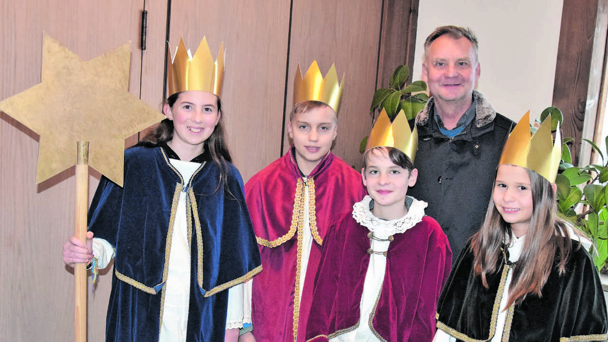 Pfarrer Andreas Beutmüller (Pfarreiengemeinschaft Kempten-West) mit vier Ministranten, die am Neujahrsgottesdienst teilnehmen. (Foto: Verspohl-Nitsche)