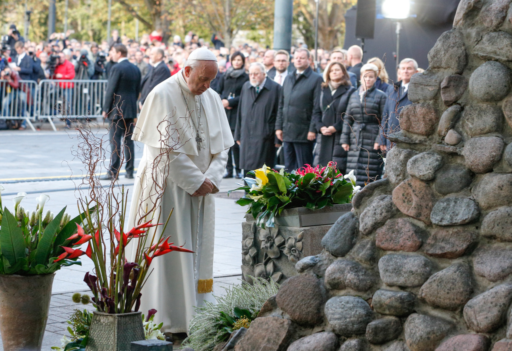 Papst Franziskus betet vor dem "Museum der Opfer des Genozids" in Kaunas (Litauen). (Foto: KNA)
