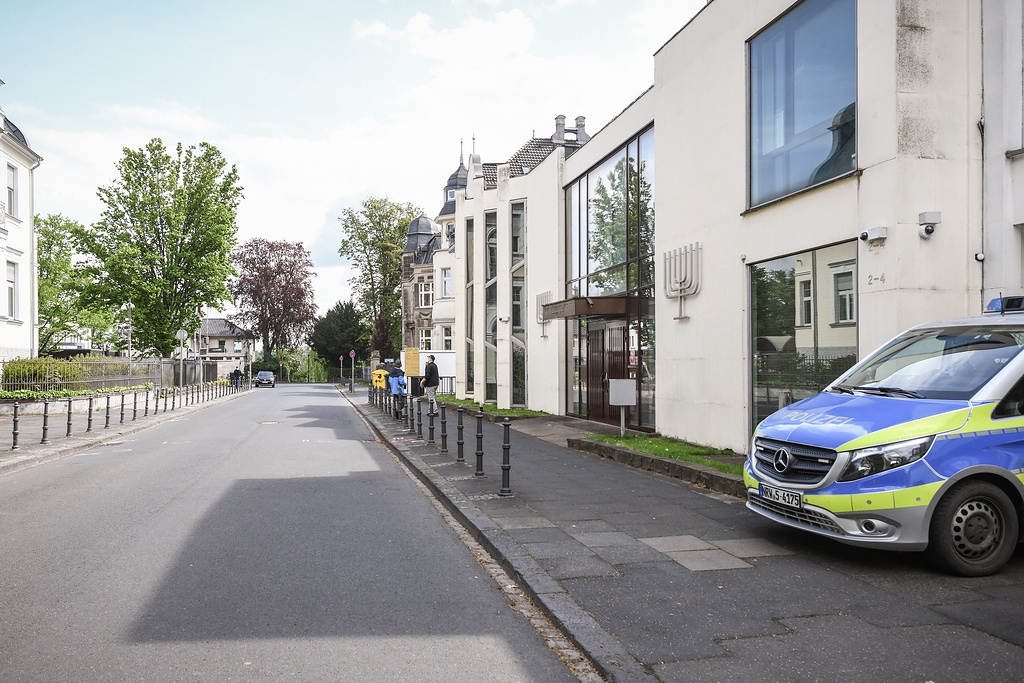 Ein Polizeiauto steht 2021 neben der Synagoge in Bonn. Jüdische Gotteshäuser sind inzwischen immer öfter von Anschlägen bedroht. (Symbolfoto: KNA).