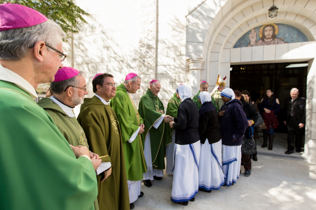 Bischöfe begrüßen nach einem gemeinsamen Gottesdienst Missionarinnen der Nächstenliebe, auch Mutter-Teresa-Schwestern genannt, vor der Kirche. Eine internationale Bischofsgruppe ist zu einem Solidaritätsbesuch der Christen in Gaza. (Foto: KNA)