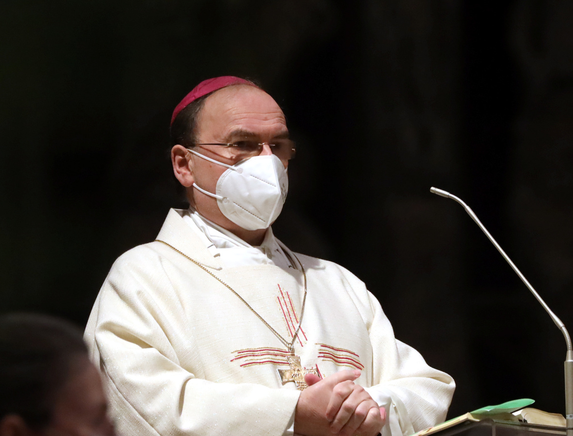 Bischof Bertram Meier mit Maske bei einem Gottesdienst. (Foto: Zoepf)