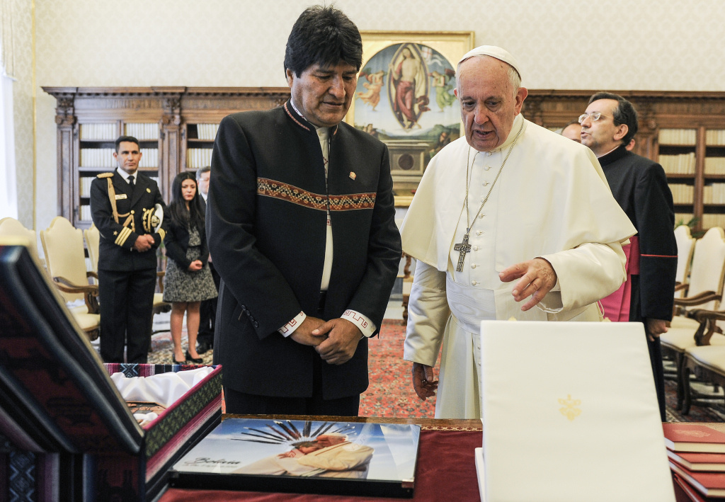 Boliviens Präsident Evo Morales (l.) und Papst Franziskus. (Foto: KNA)