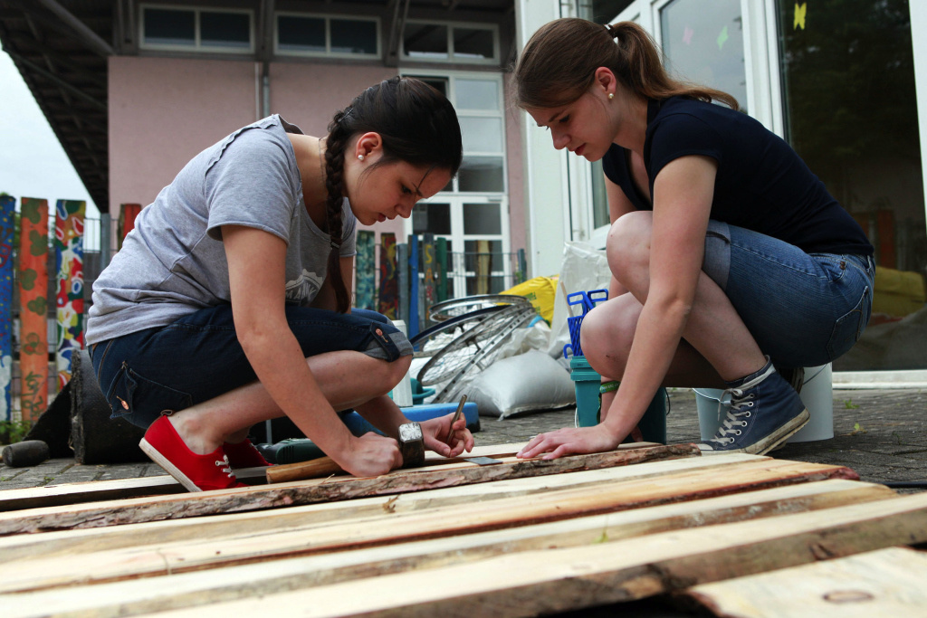 Jugendliche bauen einen Zaun in einem Kindergarten bei der 72-Stunden-Aktion des BDKJ 2013. (Foto: KNA)