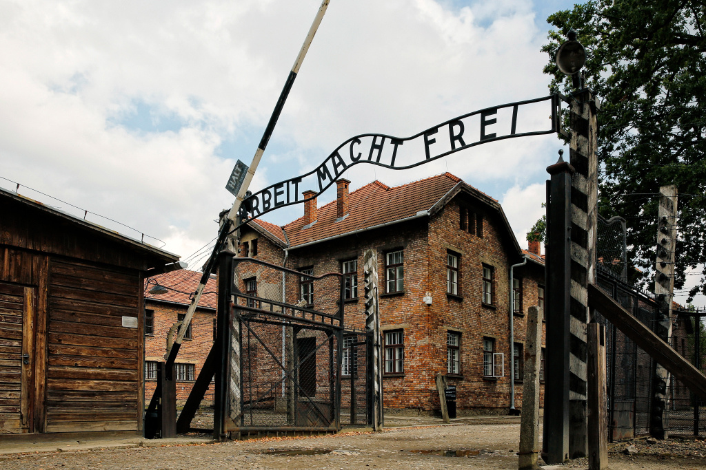 Eingangstor der KZ-Gedenkstätte Auschwitz-Birkenau mit der Aufschrift "Arbeit macht frei". (Foto: KNA)