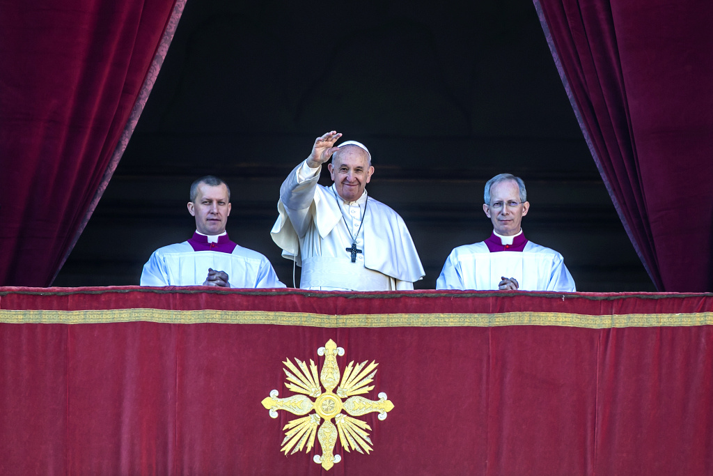 Papst Franziskus spendet den Segen "Urbi et orbi" am 25. Dezember 2019 im Vatikan. (Foto: KNA)