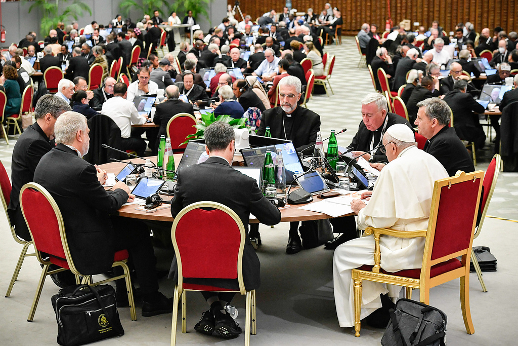 Papst Franziskus bei Beratungen während der Weltsynode am 23. Oktober 2023 im Vatikan. (Foto: KNA)