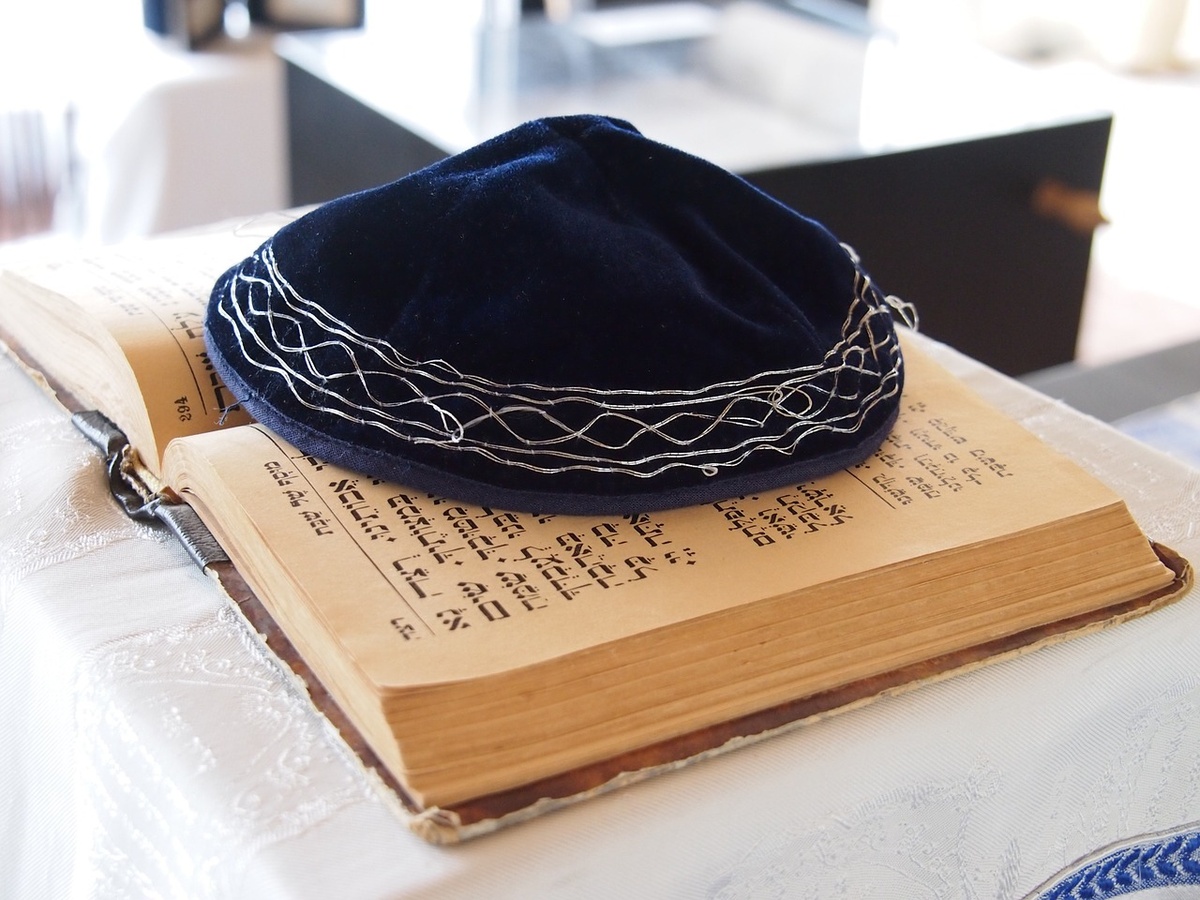 Eine Kippa liegt auf einem hebräischen Buch. (Foto: gem)