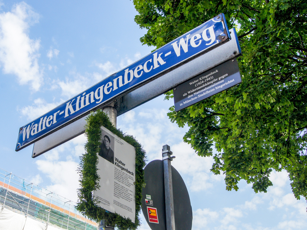 Erinnerungstafel für NS-Widerstandskämpfer Walter Klingenbeck in München. Darüber das Straßenschild "Walter-Klingenbeck-Weg". (Foto: KNA)