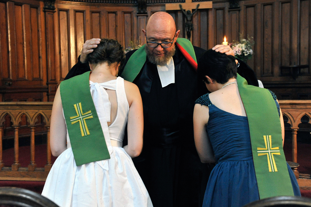 In Bayern dürfen evangelische Pfarrer künftig gleichgeschlechtliche Paare im Gottesdienst segnen. (Foto: KNA)