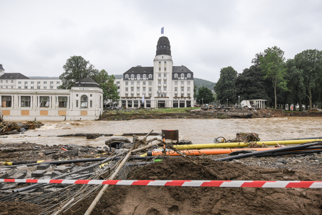 	Schutt und zerstörte Gebäudeteile im Kurpark in Bad Neuenahr sind mit Absperrband gesichert am 16. Juli 2021 nachdem ein Hochwasser die Stadt überschwemmt hat. (Foto: KNA)