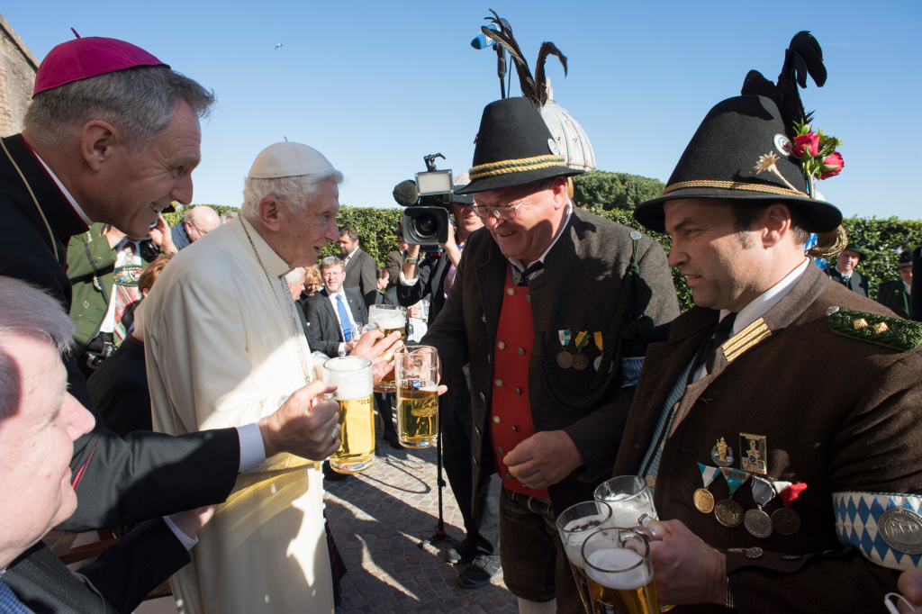 Zu seinem 90. Geburtstag im vergangenen Jahr empfing der emeritierte Papst Benedikt XVI. eine Abordnung von Gebirgsschützen. (Foto: KNA)