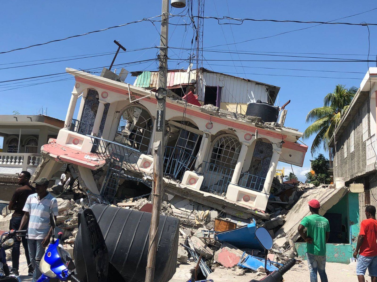 Ein beschädigtes Gebäude nach dem Erdbeben in Haiti. Nach Angaben des Katastrophenschutzes Haitis wurden bisher mindestens 300 Tote  und mehr als 2.800 Verletzte durch das Erdbeben registriert. (Foto: Imago/Xinhua)