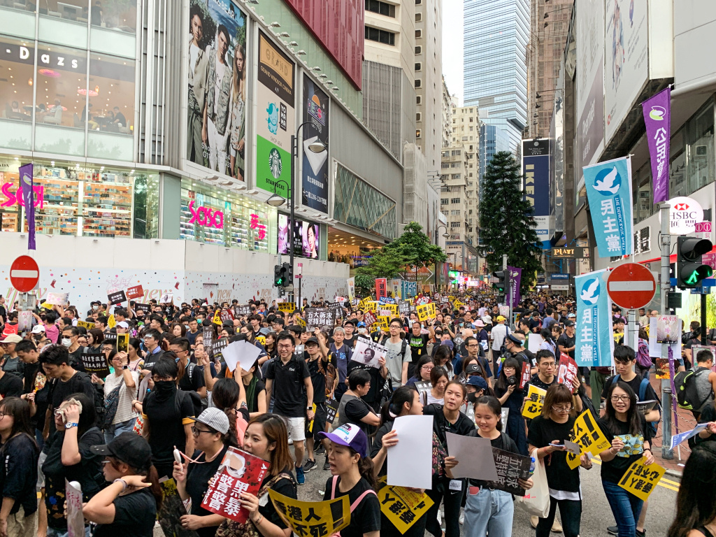 Seit Wochen gehen Menschen in Hongkong auf die Straße, um gegen eine wachsende Einflussnahme von China zu protestieren. (Foto: KNA)