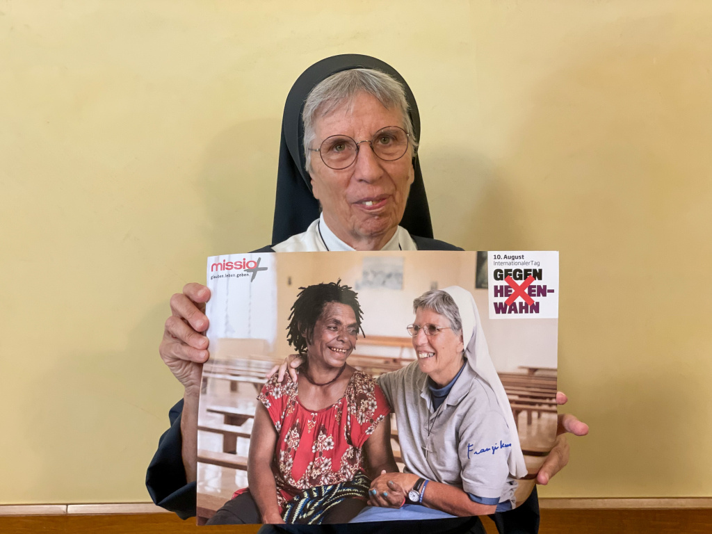 Schwester Lorena Jenal am 3. August 2022 in Rom. Die Baldegger Schwester engagiert sich in Papua-Neuguinea gegen Hexenwahn. In der Hand hält die Ordensschwester ein Plakat, das Papst Franziskus gesegnet und unterschrieben hat. (Foto: KNA)