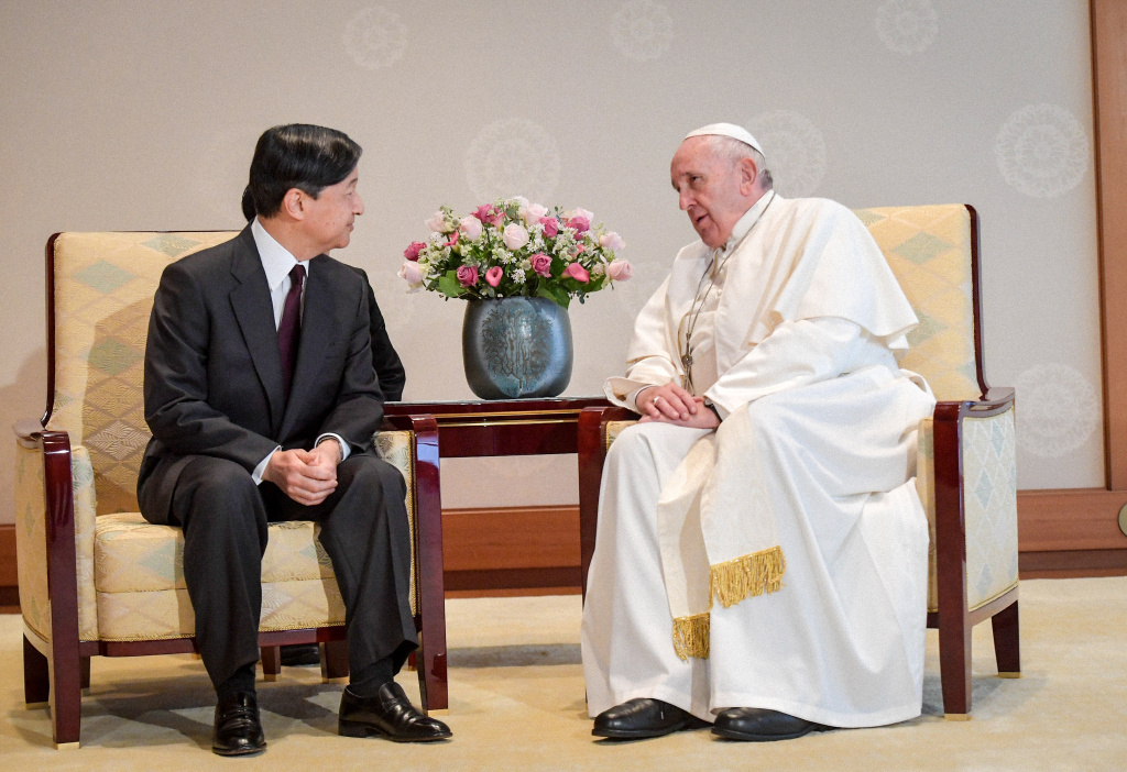 Der japanische Kaiser Naruhito im Gespräch mit Papst Franziskus am 25. November 2019 in Tokio. (Foto: KNA)