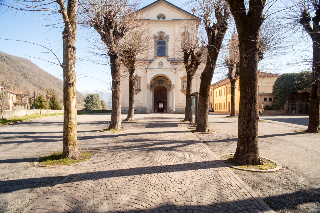 Der menschenleere Vorplatz der Kirche San Zeno in Olgiate Molgora nahe Mailand. Bis es wieder öffentliche Gottesdienste gibt, müssen die Gläubigen Geduld zeigen. (Foto: KNA)