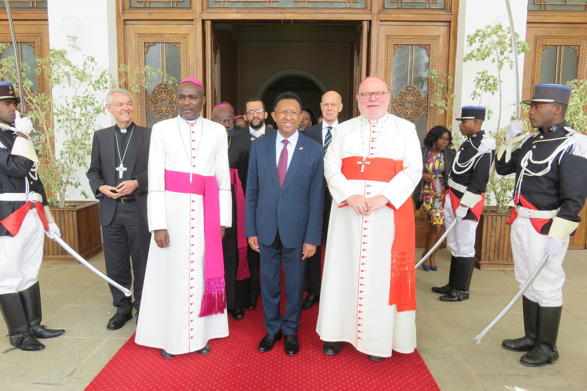 Staatspräsident Hery Rajaonarimampianina (Mitte) begrüßt die Delegationen des Deutsch-Afrikanischen Bischofstreffens, darunter Kardinal Marx (rechts), im Präsidentenpalast von Antananarivo. (Foto: Deutsche Bischofskonferenz/Kopp)