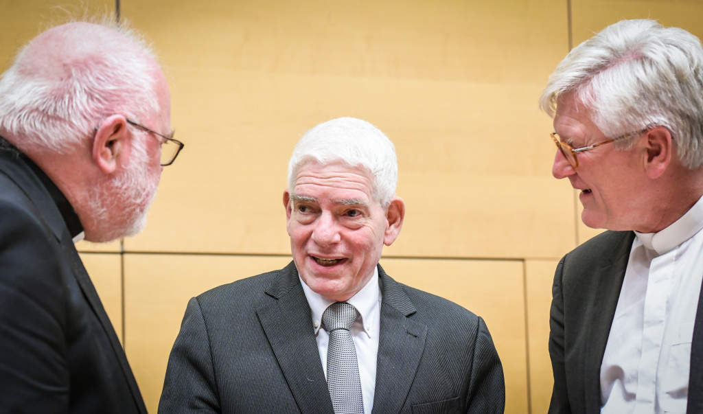 Josef Schuster (Mitte) mit Kardinal Reinhard Marx (links) und Heinrich Bedford-Strohm, Ratsvorsitzender der Evangelischen Kirche in Deutschland. (Foto: KNA)