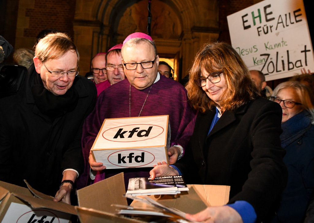 Mechthild Heil, Bundesvorsitzende der Katholischen Frauengemeinschaft Deutschlands, überreicht Bischof Franz-Josef Bode (Mitte) knapp 30.000 Unterschriften zur Erneuerung der Kirche. (Foto: KNA)