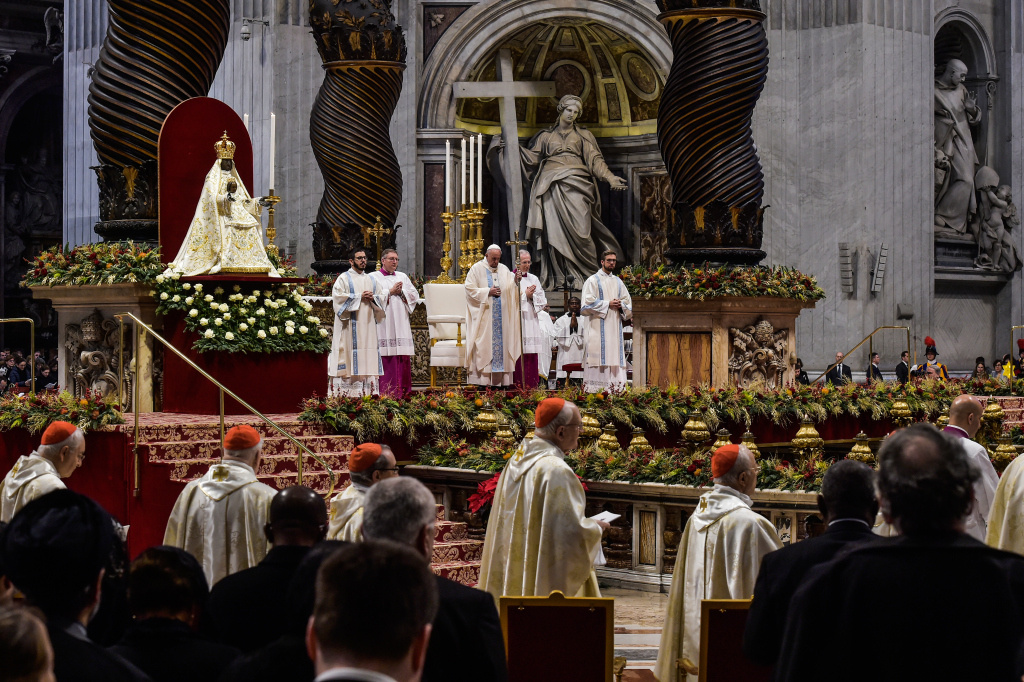 Papst Franziskus feiert die Messe zu Neujahr am 1. Januar 2020 im Petersdom im Vatikan. (Foto: KNA)