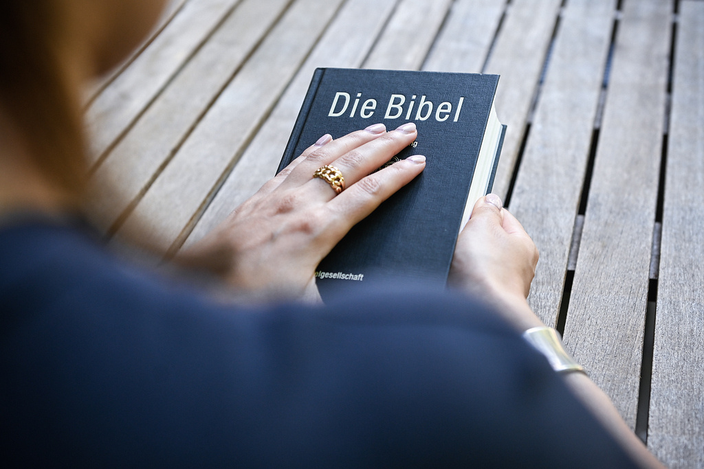 Eine Frau liest in der Bibel. (Foto: KNA)