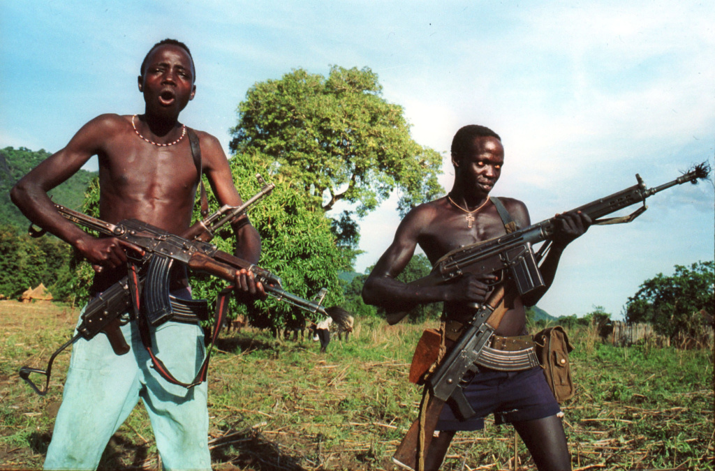 Jugendliche Soldaten im Sudan halten Gewehre in den Händen. (Foto: KNA)
