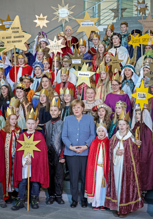 Bundeskanzlerin Angela Merkel hat Sternsinger aus 27 deutschen Bistümern empfangen (Foto: KNA).