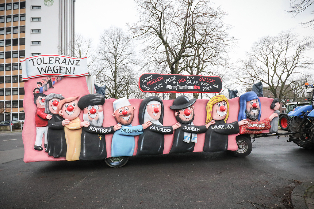 Ein interreligiöser "Toleranzwagen" des Künstlers Jacques Tilly beim Düsseldorfer Rosenmontagszug mit einer Polonaise mit christlichen, jüdischen und muslimischen Geistlichen am 12. Februar 2024 in Düsseldorf. (Foto: KNA)