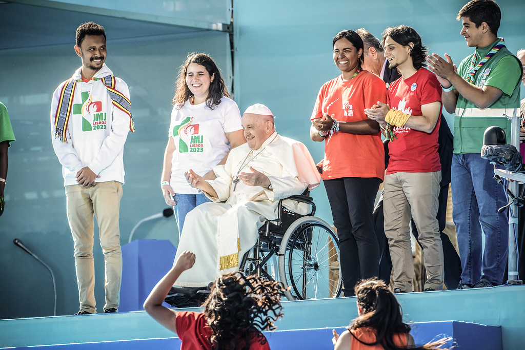 Papst Franziskus begegnet im Rollstuhl Jugendlichen beim Papstwillkommen auf dem Weltjugendtag in Lissabon. (Foto: KNA)