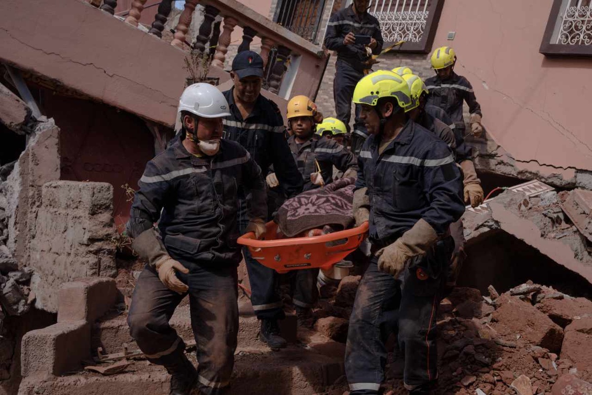 Ein Rettungsteam bei der Bergung von Toten und Verletzten nach dem Erdbeben. (Foto: Imago/ZUMA Wire)