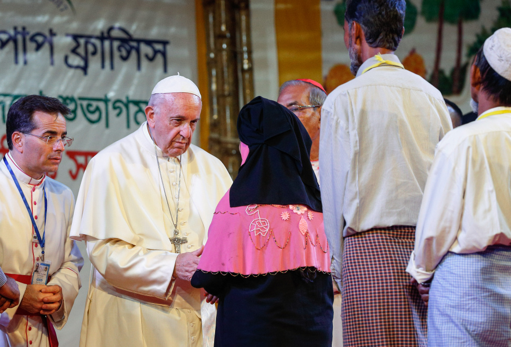 Papst Franziskus traf in Dhaka im Garten des Bischofshauses mit Flüchtlingen der Rohingya zusammen.      Foto: KNA