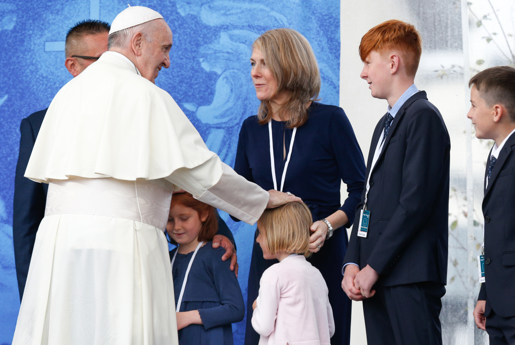 Papst Franziskus begrüßt eine Familie im Marienwallfahrtsort Knock. (Foto: KNA)