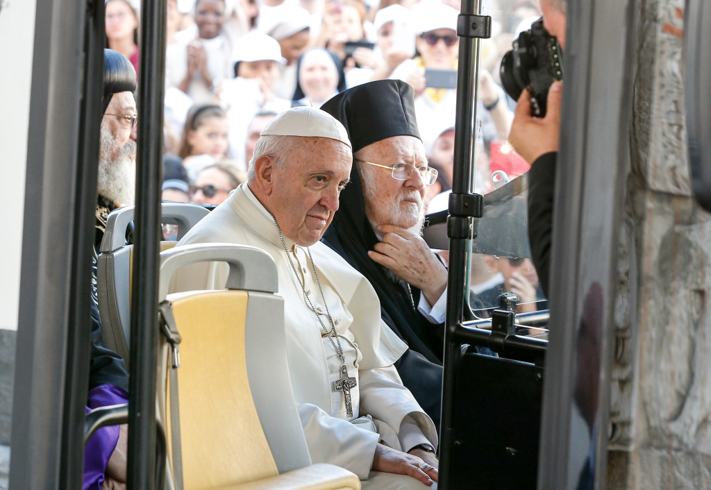 Papst Franziskus sitzt im bus in Bari neben Bartholomaios I., griechisch-orthodoxer Patriarch von Konstantinopel und Ehrenoberhaupt der Weltorthodoxie. (Foto: KNA)