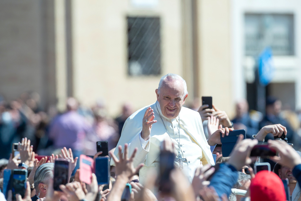 Papst Franziskus steht in einer Menschenmenge auf dem Petersplatz im Vatikan am Ostersonntag, dem 17. April 2022. Menschen jubeln ihm zu. (Foto: KNA)
