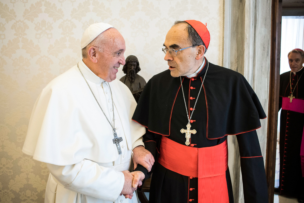 Papst Franziskus und Kardinal Philippe Barbarin. (Foto: KNA)