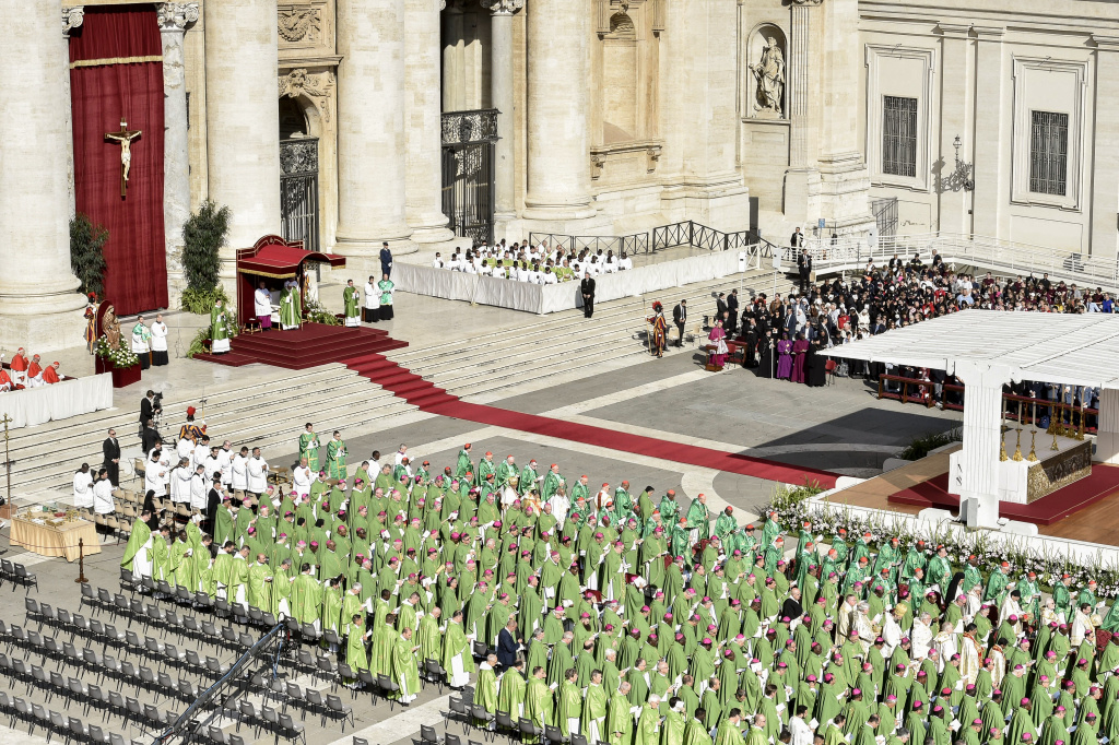 Papst Franziskus eröffnet die Bischofssynode mit einem Gottesdienst auf dem Petersplatz. (Foto: KNA)