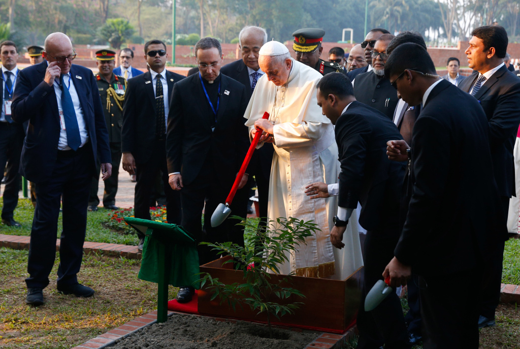Papst Franziskus pflanzt bei seinem Bangladesch-Besuch einen Baum am Denkmal der Märtyrer der Nation.      Foto: KNA