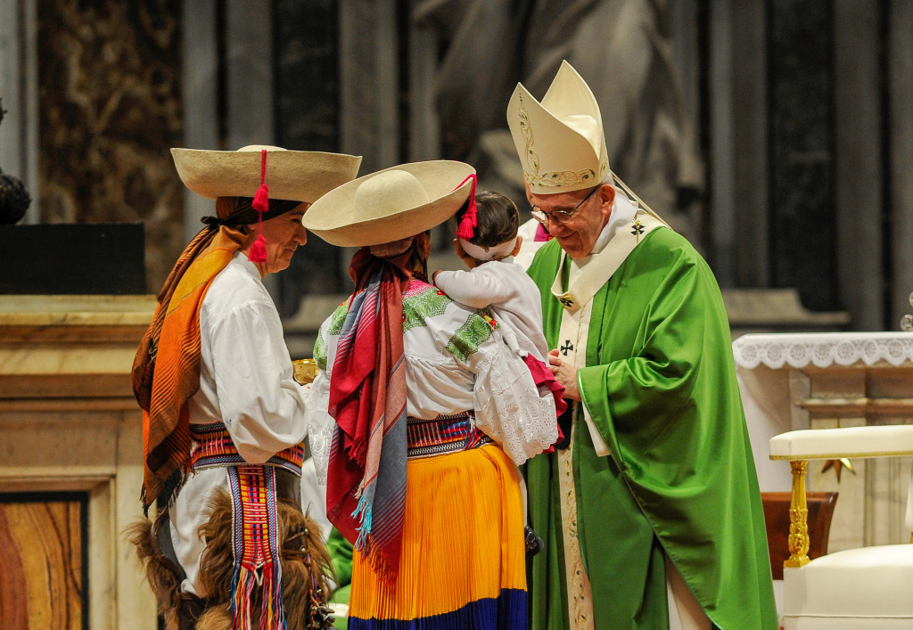 Papst Franziskus begrüßt Migranten und Flüchtlinge im Petersdom. (Foto: KNA)