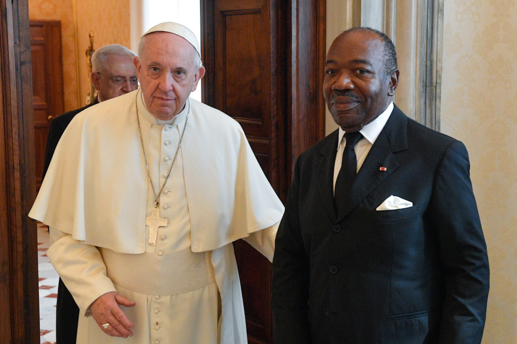 Papst Franziskus und Ali-Ben Bongo Ondimba, Präsident von Gabun, am 28. April 2022 im Vatikan. (Foto: KNA)