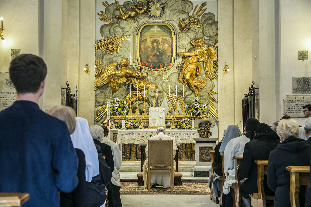 Papst Franziskus eröffnet im Wallfahrtsheiligtum Divino Amore in Rom am 1. Mai das Rosenkranzgebet. (Foto: KNA)
