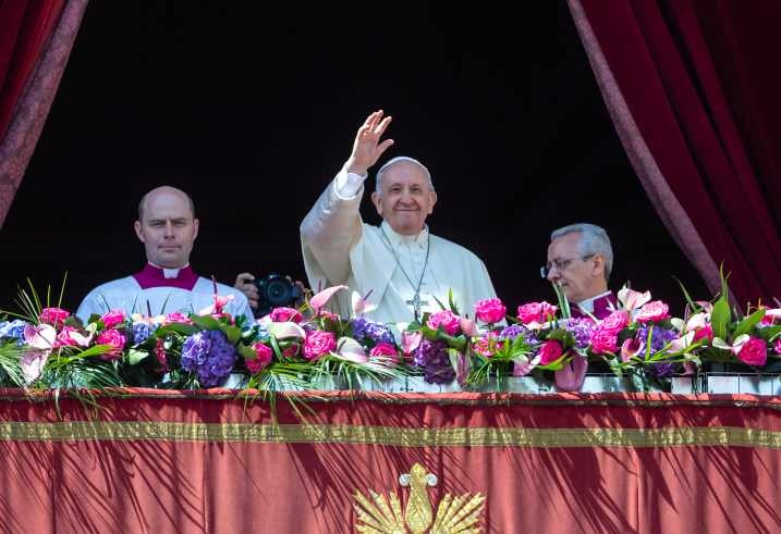 Papst Franziskus spendet den Segen "Urbi et orbi" auf dem Zentralbalkon des Petersdoms am 17. April 2022 im Vatikan. (Foto: KNA)
