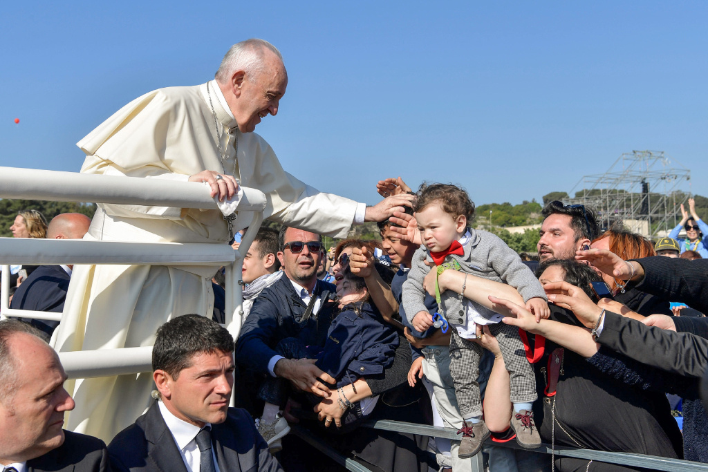 Papst Franziskus grüßt Gläubige in Alessano während seiner Reise nach Apulien. (Foto: KNA)