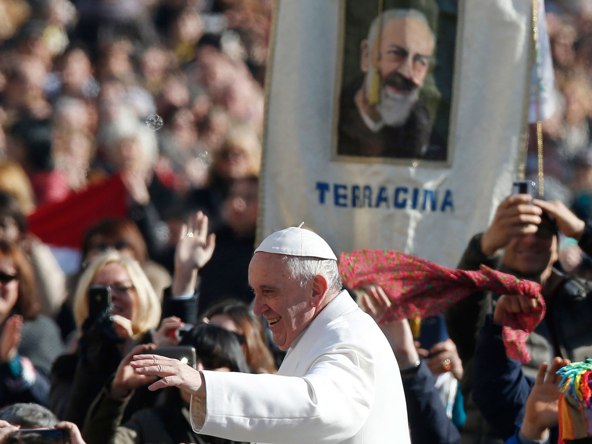 Papst Franziskus begrüßte im Februar 2016 Gebetsgruppen für Pater Pio aus aller Welt auf dem Petersplatz. (Foto: KNA)