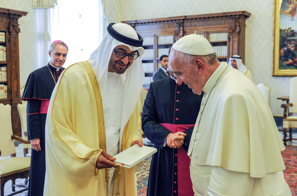 Papst Franziskus hat 2016 den Kronpzinen von Abu Dhabi, Muhammad bin Zayid Al Nahyan, getroffen. (Foto: KNA)