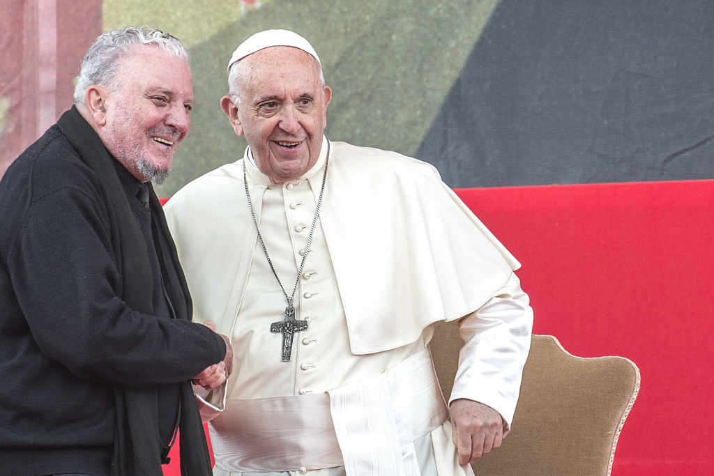 Kiko Argüello, Gründer der katholischen Gemeinschaft Neokatechumenaler Weg, und Papst Franziskus reichen sich die Hand. (Foto: KNA)