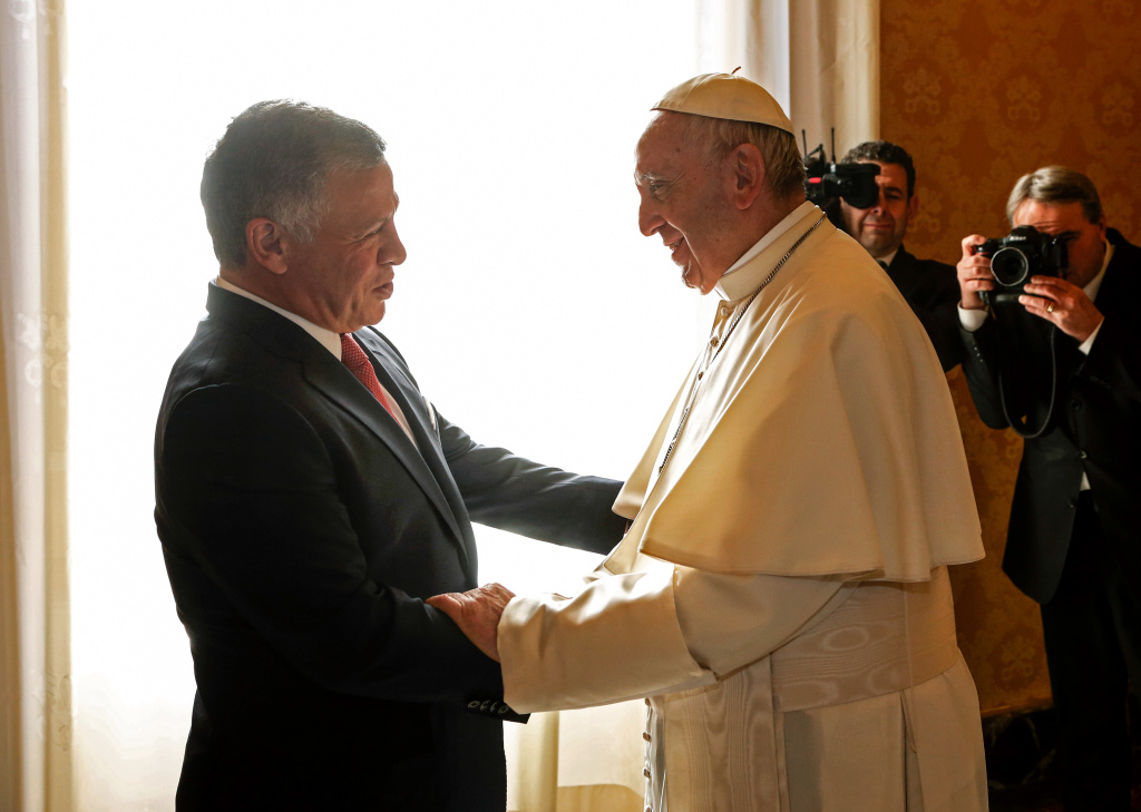Papst FRanziskus begrüßt den jordanischen König Abdullah II. (Foto: KNA)